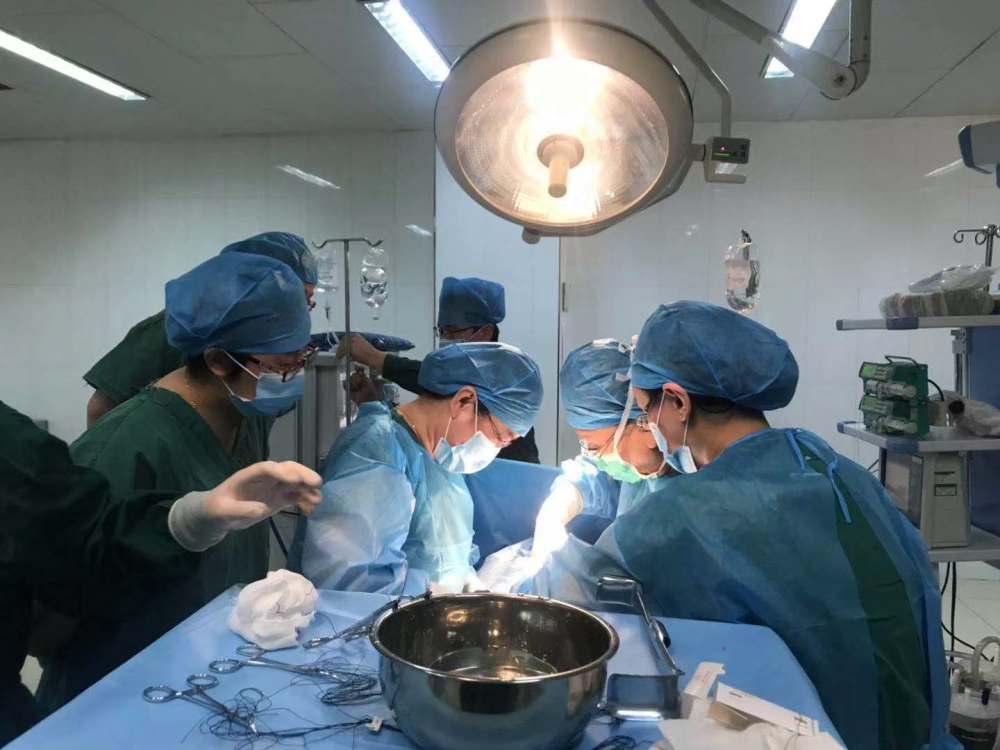 6旬农妇肚大如孕以为发胖 手术切下13斤巨大肿瘤