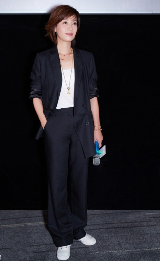 西装怎么搭才有休闲范?关键在于小白鞋,表现力