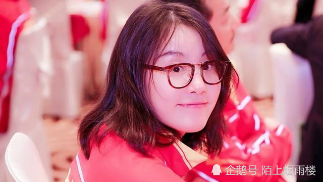 我家那闺女何雯娜突然宣布退出,发微博深表感