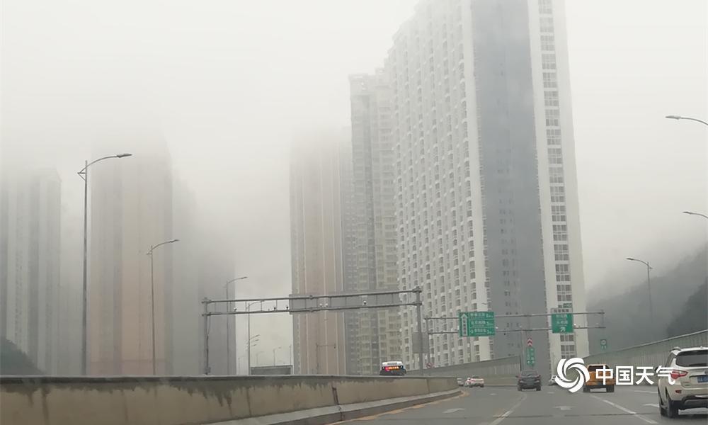 湿度大贵阳成"雾都"