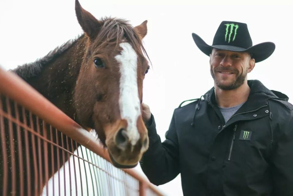 牛仔真的很忙,ufc的"头号劳模"非他莫属!_腾讯新闻