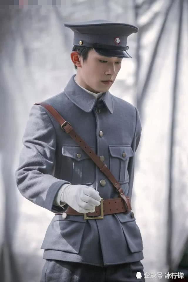 易烊千玺"扭来扭去"的动图遭疯传,粉丝的回答"太污",没眼看