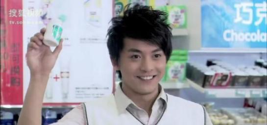 《爱情公寓》里面张伟的4次女装造型,80%的网友都只记得伴娘装