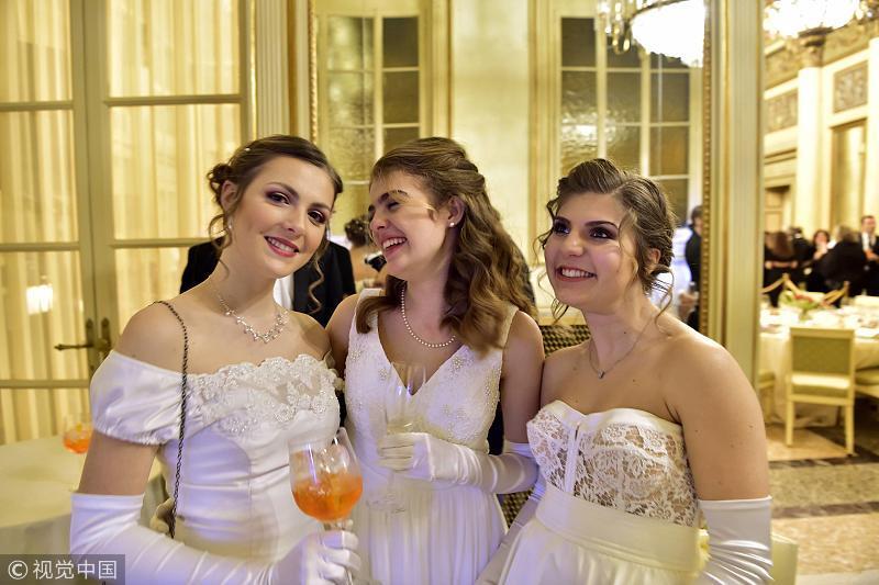 军校社交舞会曝光 小鲜肉一身戎装高大帅气女孩子翩翩起舞颜值高