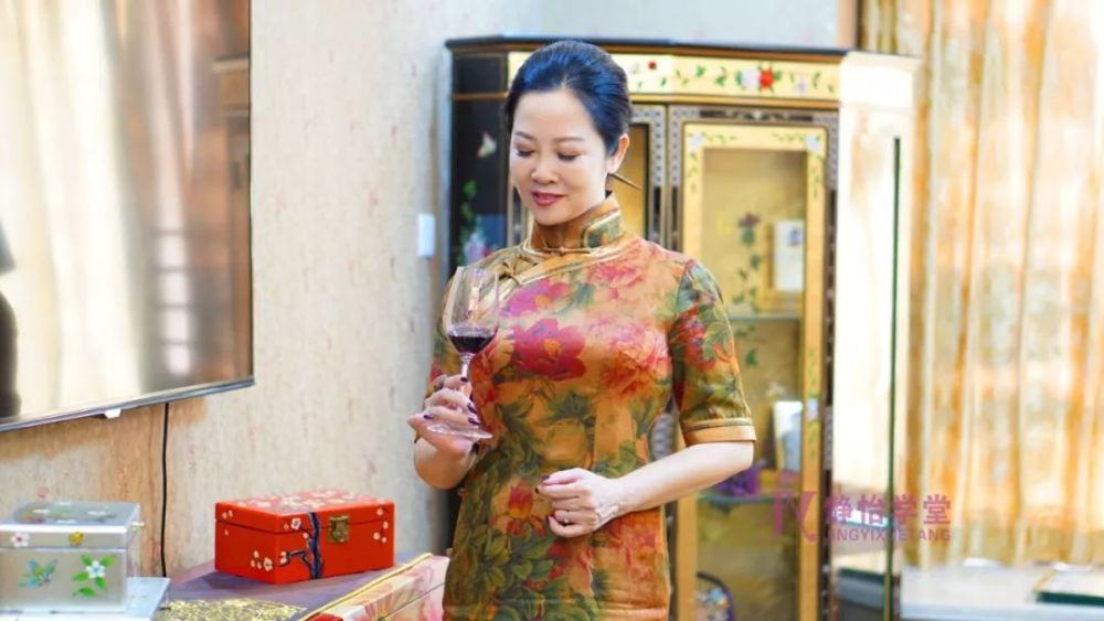 上海世博会,深圳大运会的形体仪态训练专家 杨静怡,让她来指导形体