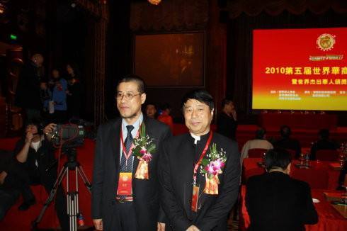 皇族真的存在?他自称乾隆后代,手戴价值千万扳指,穿龙袍戴皇冠