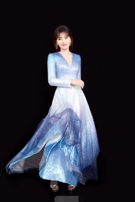 刘涛跨界主持北京卫视春晚,三套礼服美出天际