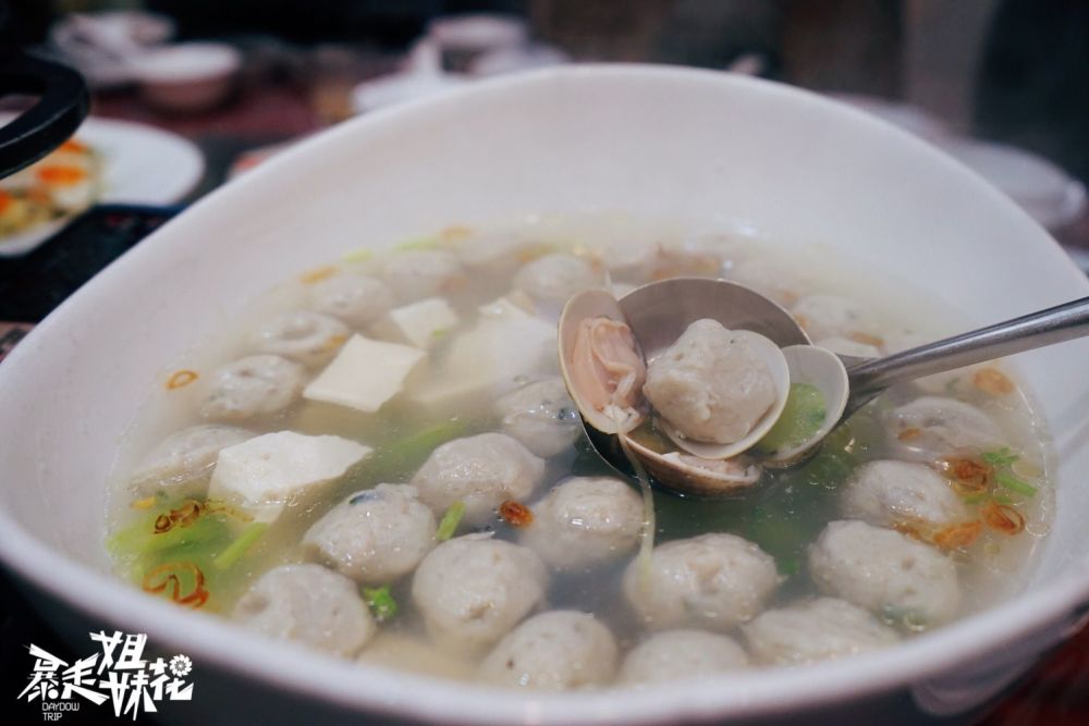 广东胃的花花去到哪里都要汤水,这客文蛤鱼丸汤鲜甜无比,一餐下来三四