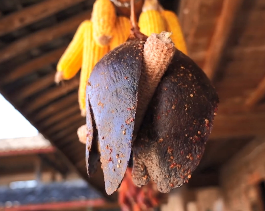 云南白族名菜"吹猪肝",一整个猪肝对嘴吹,风干后用来凉拌真香