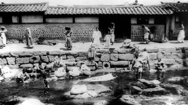 二十世纪初韩国日常生活中的女子