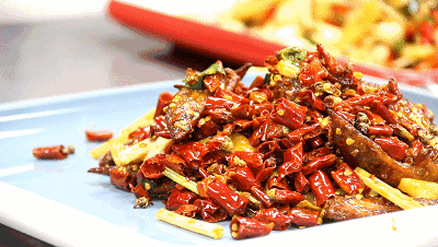 唇齿间被肉香与川香麻辣味缠绕,浑身八万四千毛孔同时舒张.