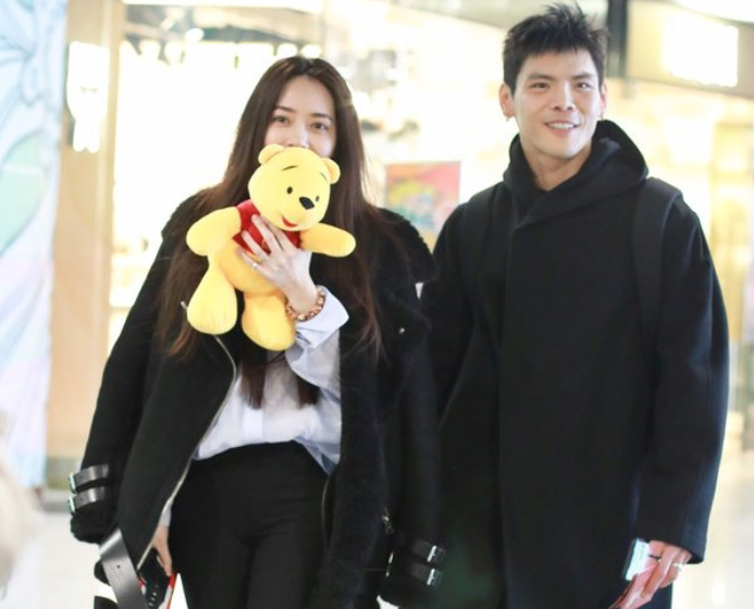 郭碧婷向佐默认恋情后现身,两人素颜成亮点,这