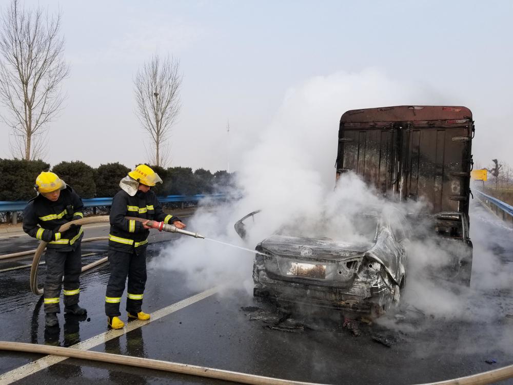 高速兩車追尾後燃燒起火 黑煙滾滾車被燒成空殼