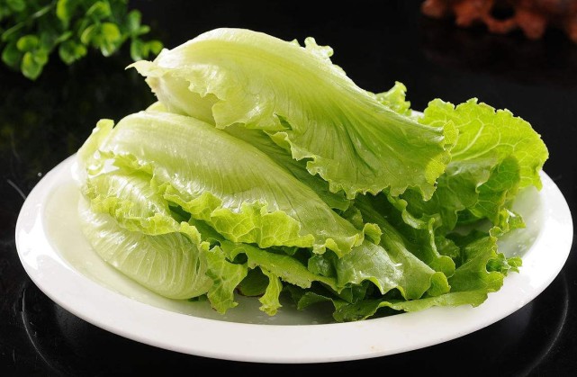 提示:做蚝油生菜最好选择小一点的生菜,大的生菜想要炒就必须得把叶子