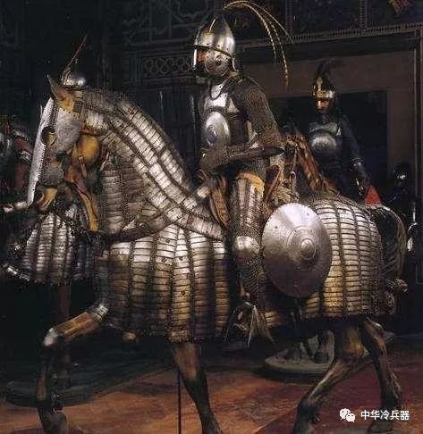 反观他们的对手骑兵,作为精锐的主战部队,几乎全部为重装骑兵,那会就