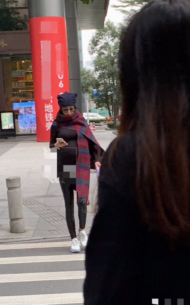 张馨予孕照曝光,孕肚十分明显,身材却依然纤瘦