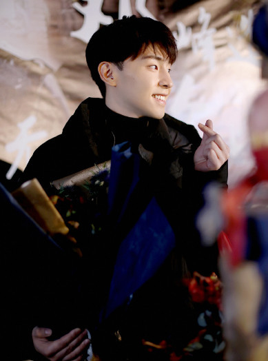 《加油你是最棒的》正式杀青!邓伦现身做比心手势,影迷期待不已