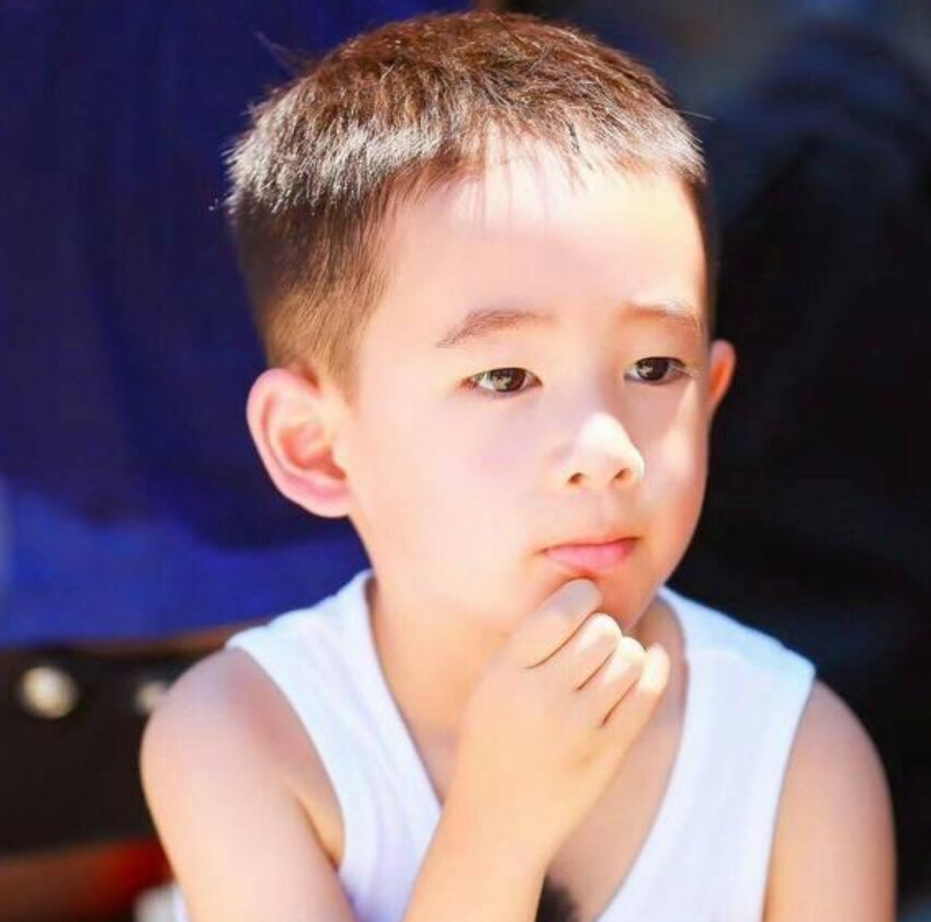 陈小春儿子长大了,发型帅气表情冷酷,简直就是翻版山鸡哥