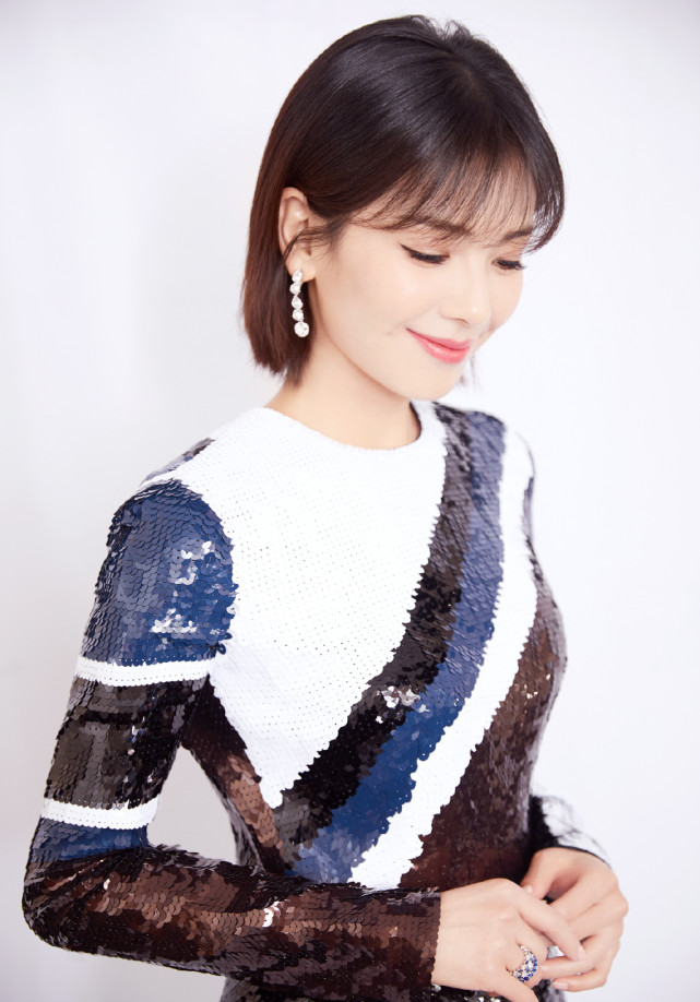 刘涛虽然41岁,可剪款短发加个刘海却减龄效果满分,嫩回20岁