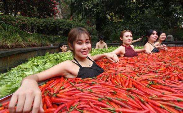 杭州温泉会所推出九宫格人肉火锅,边吃边涮自己,网友:恶心死了