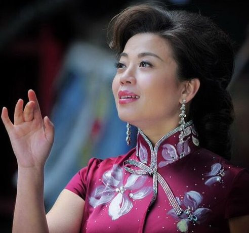 张也的父母是花鼓戏的演员,和著名的歌唱家李谷一是同事关系,所以张也