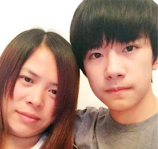 男星和妈妈合照:蔡徐坤妈妈气质,向太年轻时太美了,被颜值圈粉