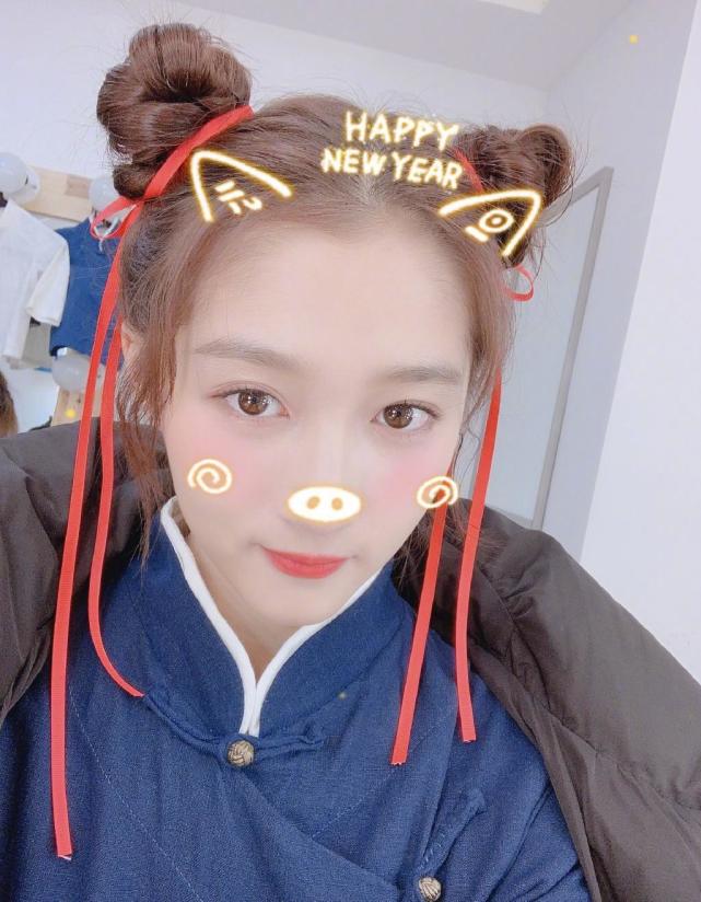 关晓彤太会打扮,扎丸子头再绑个红绳,看起来都像福娃娃了