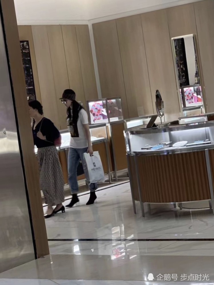 刘亦菲和妈妈游悉尼被偶遇 真人太美似仙女下