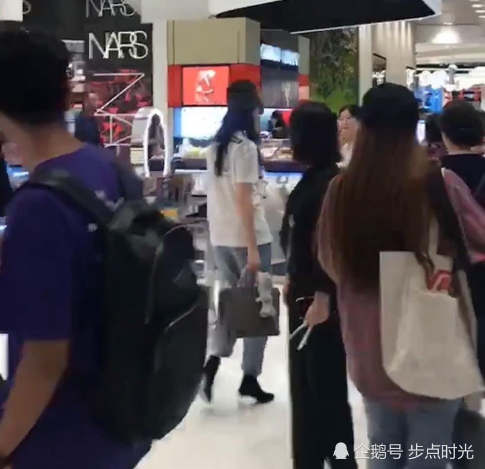 刘亦菲和妈妈游悉尼被偶遇 真人太美似仙女下