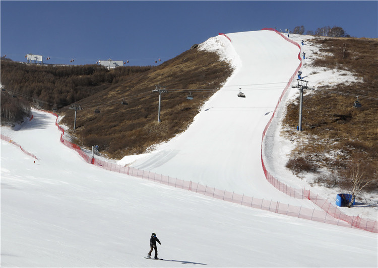 1月31日,一位滑雪爱好者在张家口市崇礼区太舞滑雪场高山速降冰状雪
