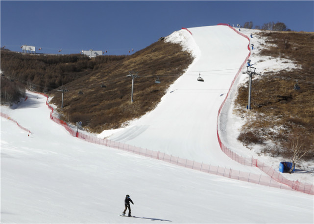 1月31日,一位滑雪愛好者在張家口市崇禮區太舞滑雪場高山速降冰狀雪