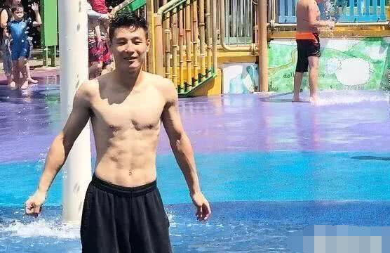武磊假期出游晒出八块腹肌,还认为国足是白斩鸡吗?令人不可思议