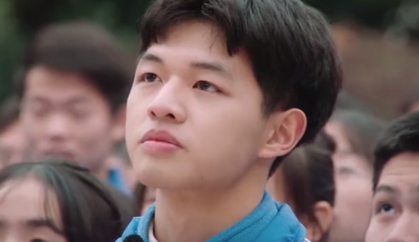 《少年说》学妹告白学长,有谁注意到旁边女生表情,网友:般配!