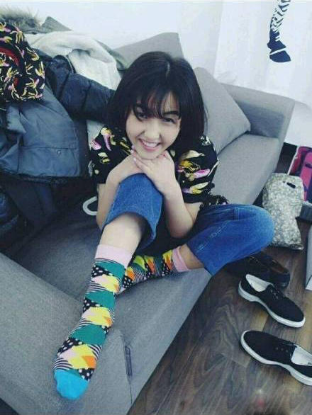 张子枫一条阔腿裤走机场,袜子抢镜,土味时尚