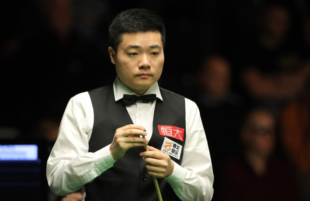 丁俊晖再展大师风度 主动承认犯规赢对手起身