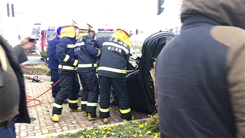 消防,救護車全到場!