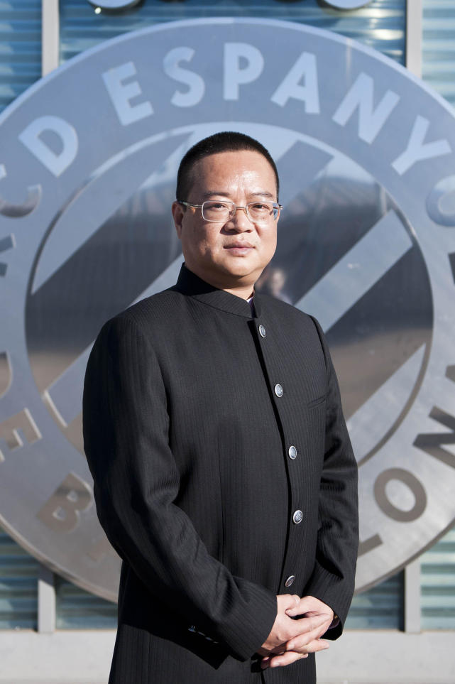 签下武磊的球队老板,靠做车模发家,身家53亿坐劳斯莱斯幻影|陈雁升