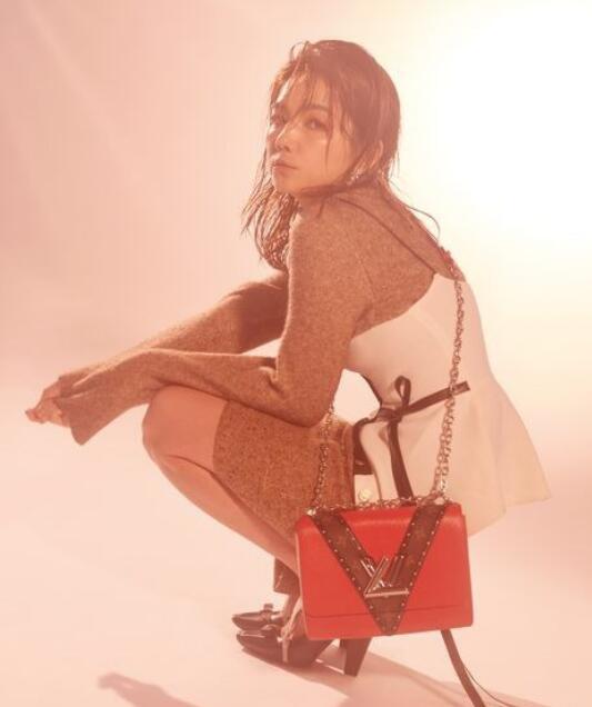 Ella陈嘉桦穿黑色开叉裙女人味十足,十年感叹: