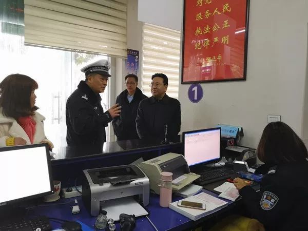 县委书记曾佑光春节前夕看望慰问公安民警