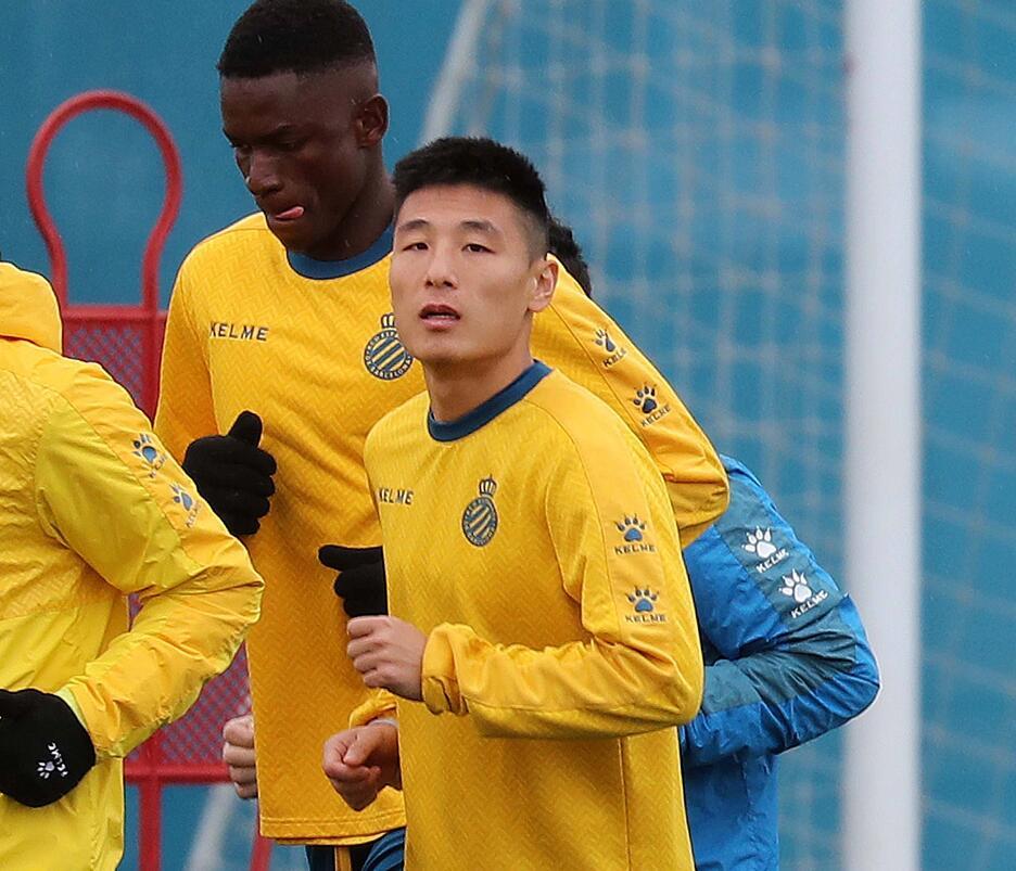 武磊首训被摄影师狂拍享巨星待遇 两天后或上