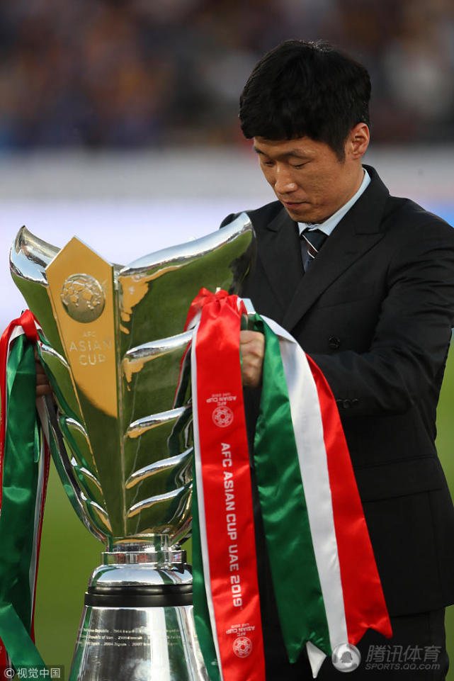 亚洲杯新冠军奖杯亮相 朴智星全程护送