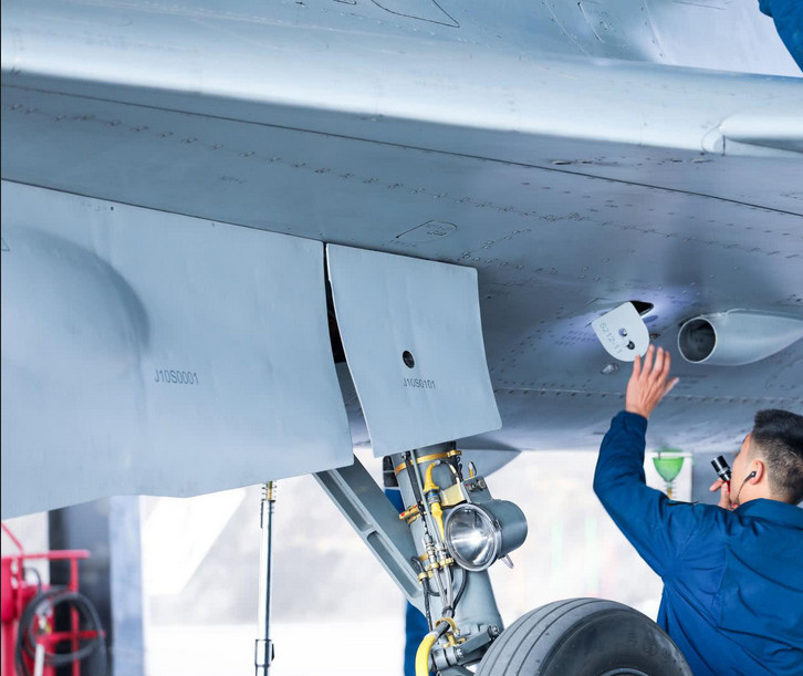 歼-10战机性能如何?光看做工的话,比苏35强多