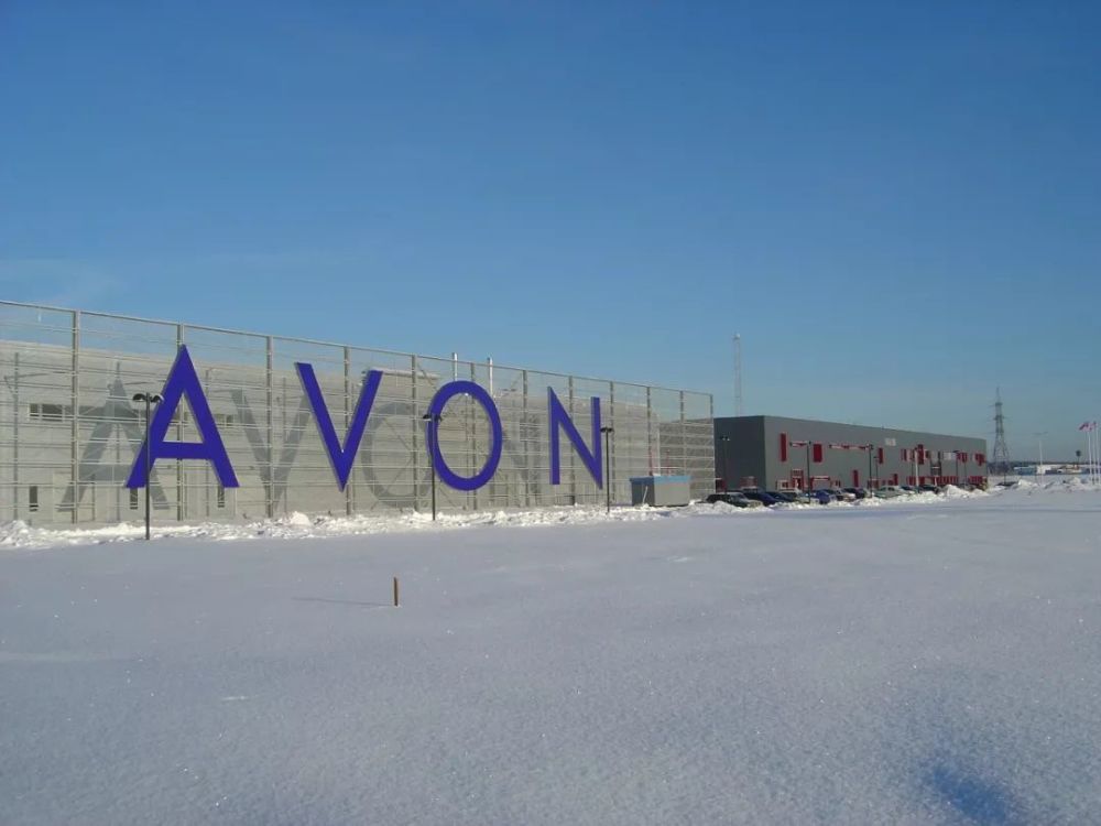 然而,雅芳给自己的定位是一家直销公司,必须秉承「单一品牌」战略,以