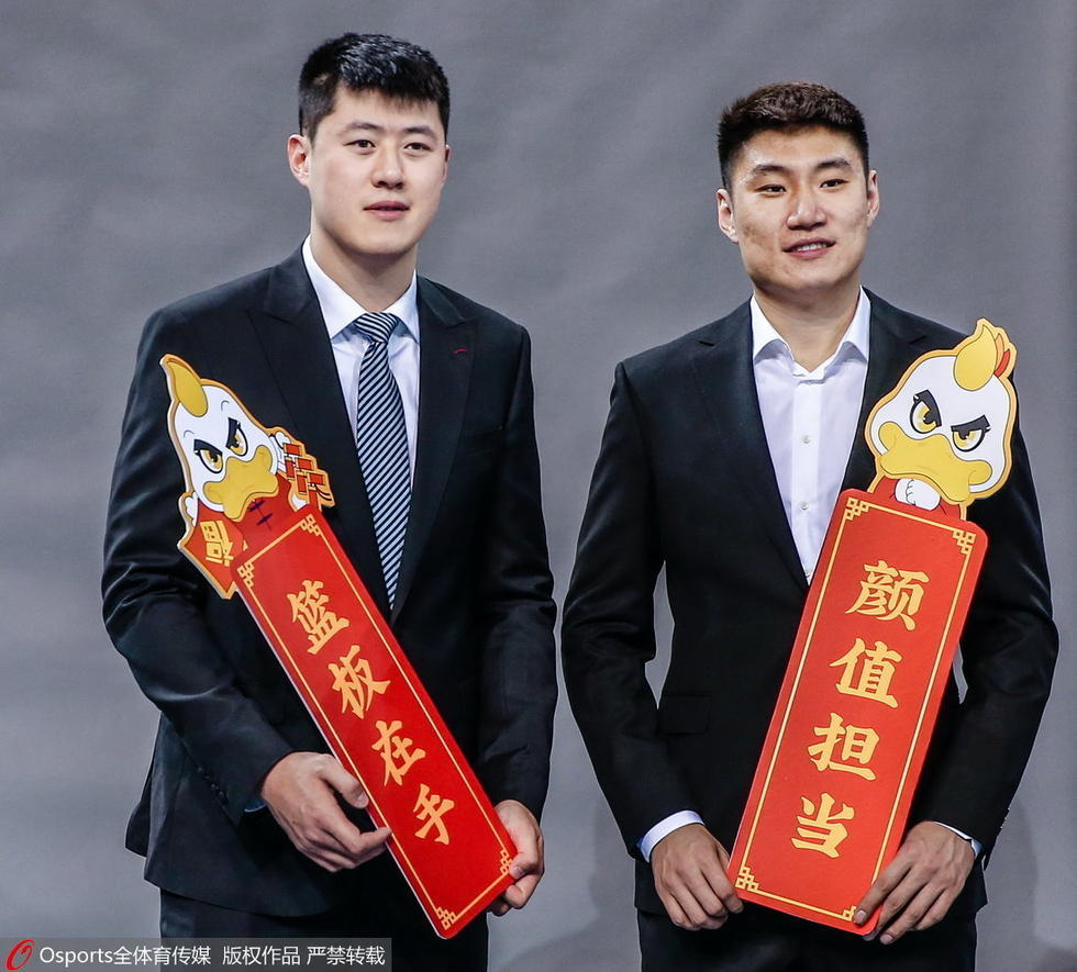 北京男篮送出新春祝福 刘晓宇方硕穿西装同框