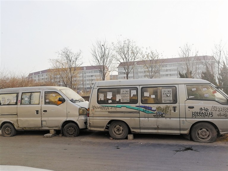天津这两辆僵尸车长期停放在路边