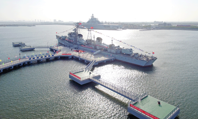 等待之余我才发现, 不仅是演出,连登上航母也需要排队!