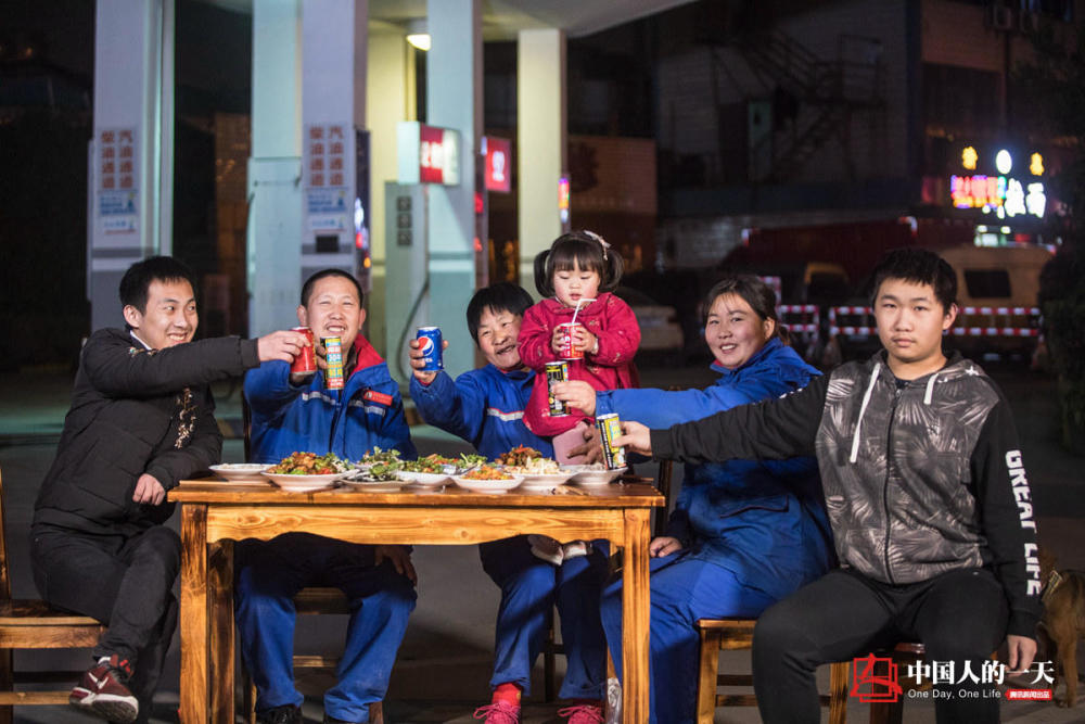 我的春节不放假:三代人生活在加油站 14年只回