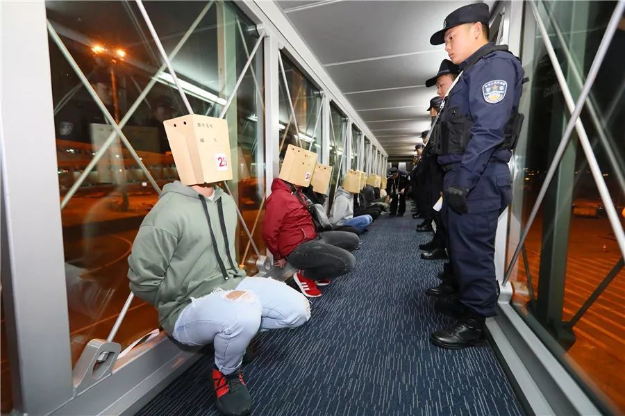 26人刚到白云机场准备回家过年 就被警察带走