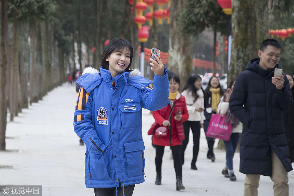 刘涛井冈山打卡大晒游客照 路边举手机自拍活力满分