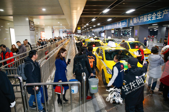 旅客们在重庆北站乘坐出租车.华龙网-新重庆客户端记者 石涛 摄